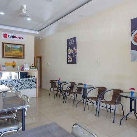 Reddoorz Plus @ Losari Makassar Esterno foto