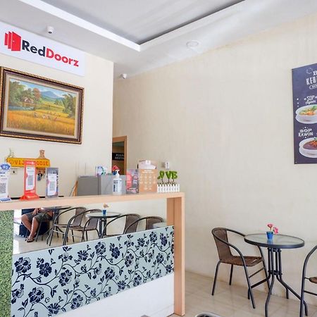 Reddoorz Plus @ Losari Makassar Esterno foto