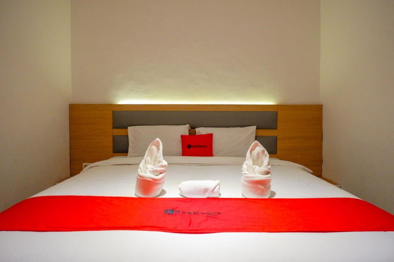 Reddoorz Plus @ Losari Makassar Esterno foto