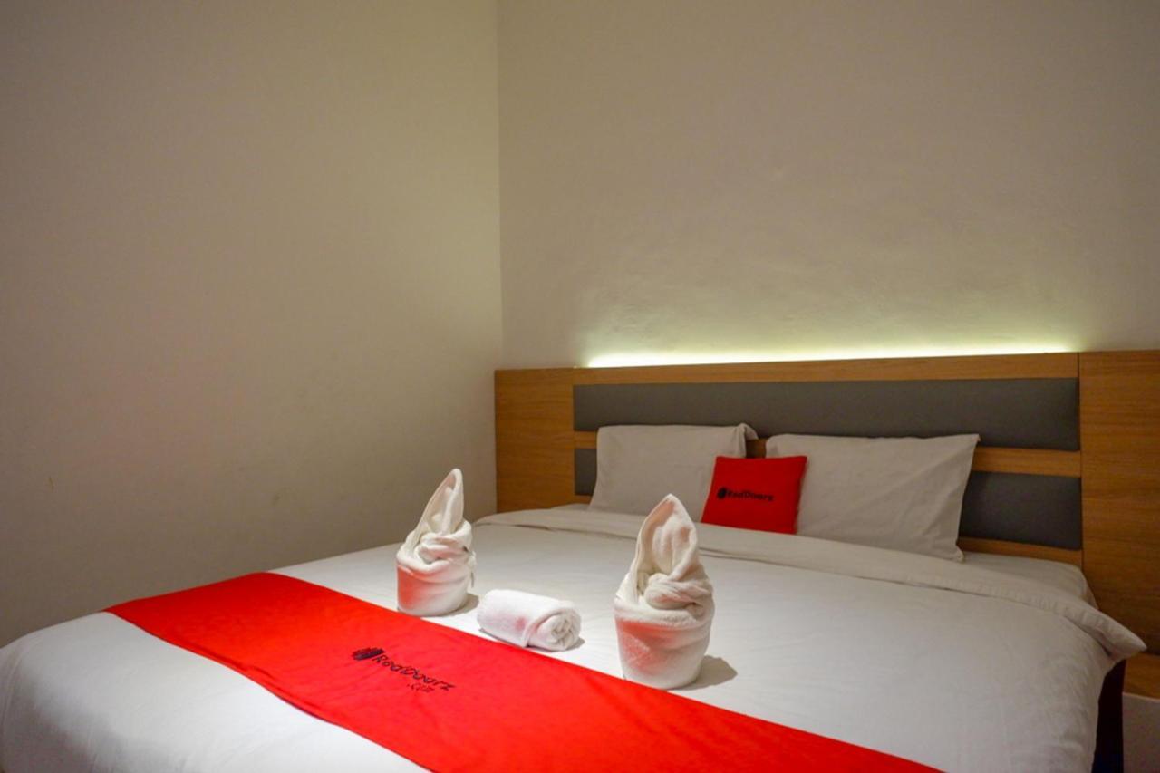 Reddoorz Plus @ Losari Makassar Esterno foto