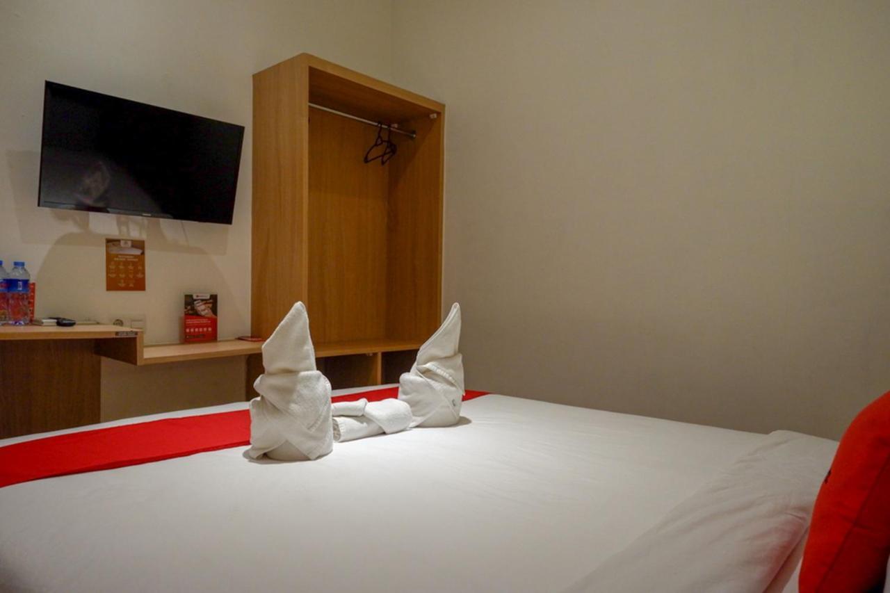 Reddoorz Plus @ Losari Makassar Esterno foto