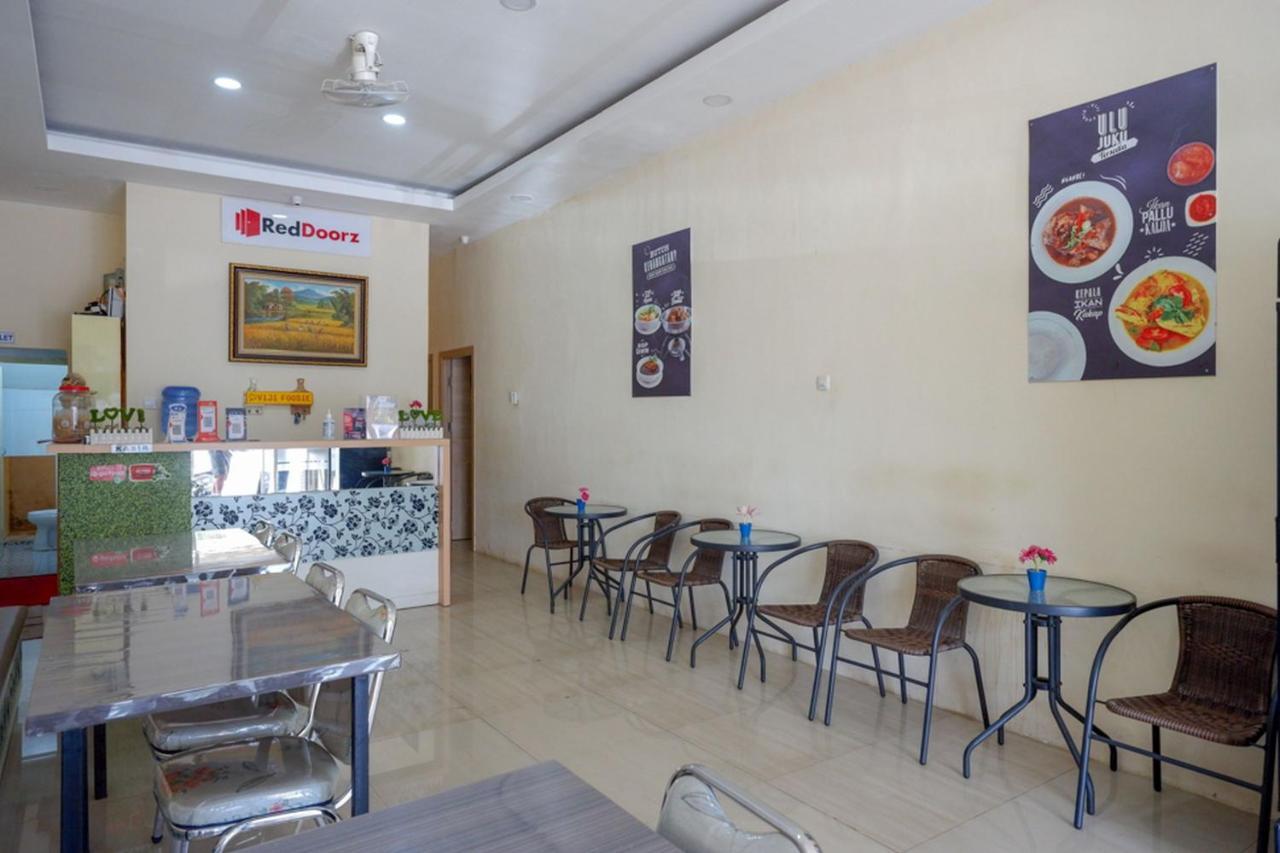 Reddoorz Plus @ Losari Makassar Esterno foto