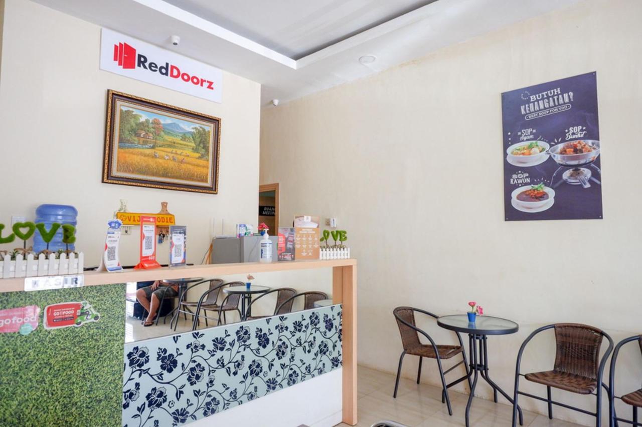 Reddoorz Plus @ Losari Makassar Esterno foto