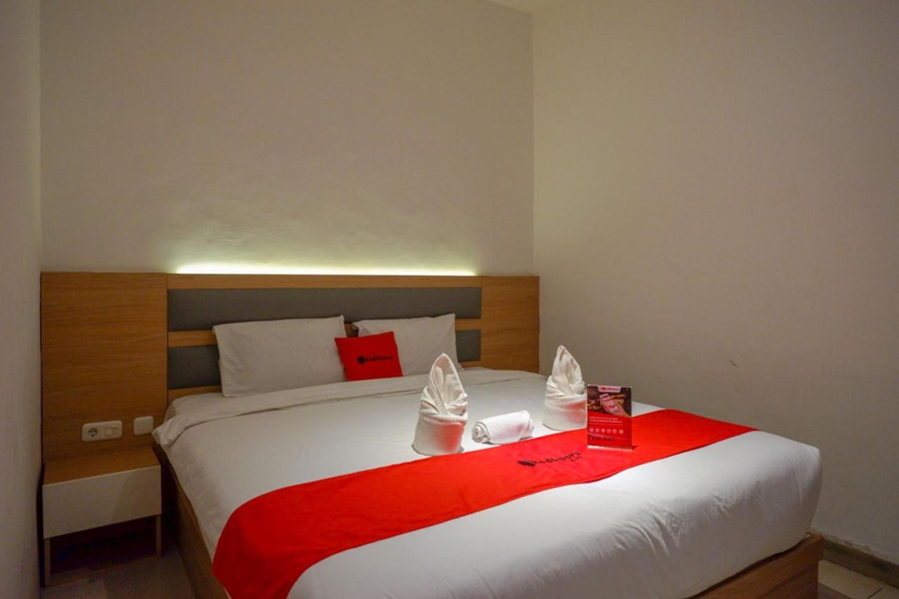 Reddoorz Plus @ Losari Makassar Esterno foto
