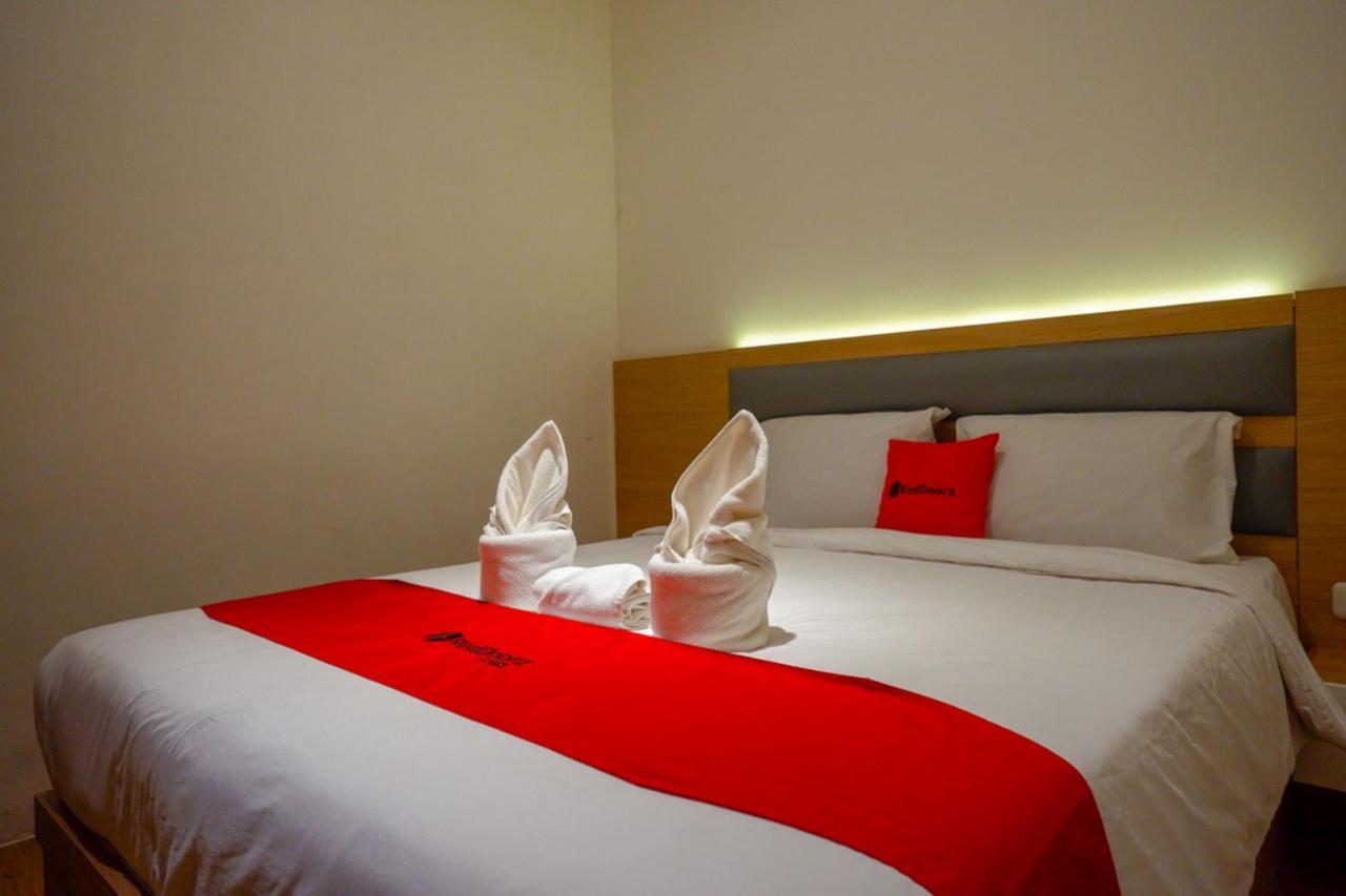Reddoorz Plus @ Losari Makassar Esterno foto