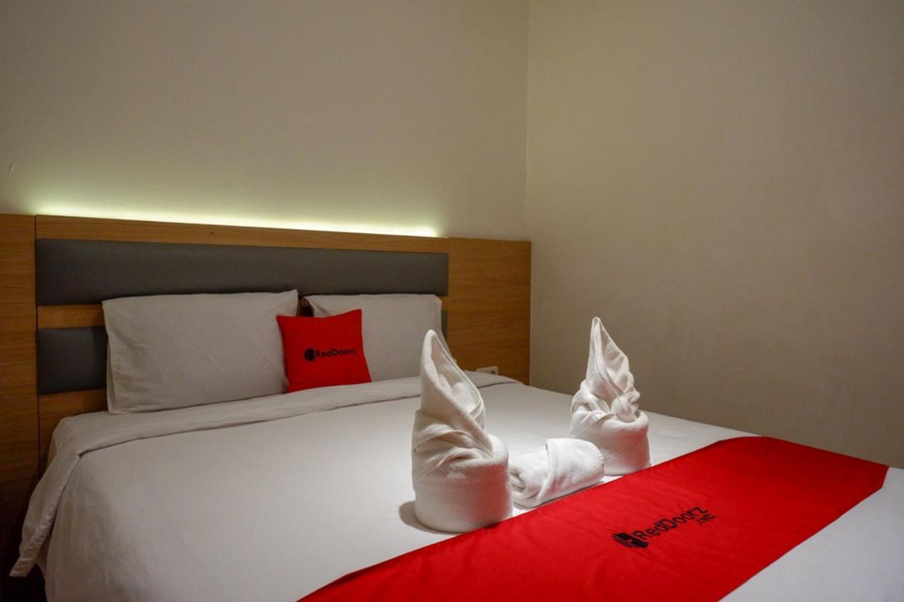 Reddoorz Plus @ Losari Makassar Esterno foto