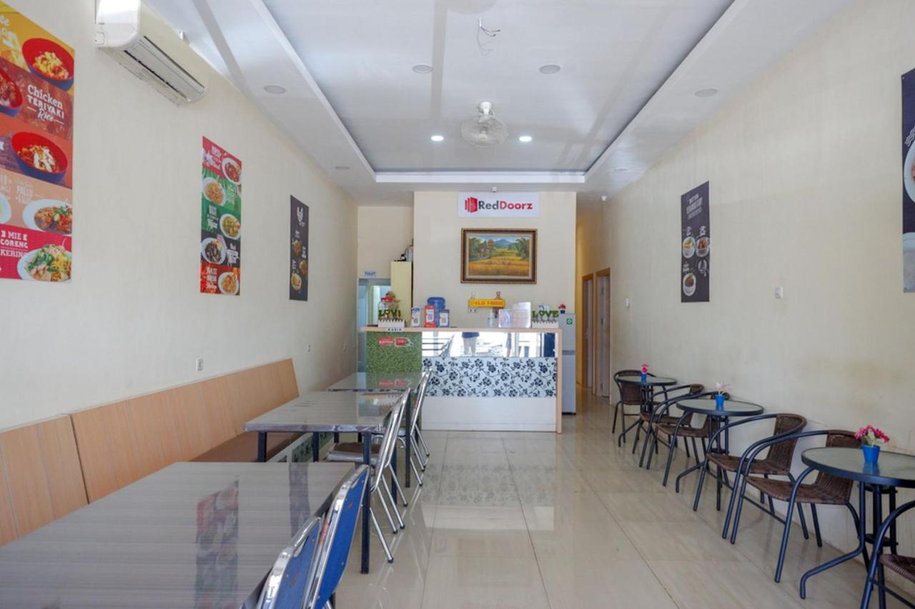 Reddoorz Plus @ Losari Makassar Esterno foto