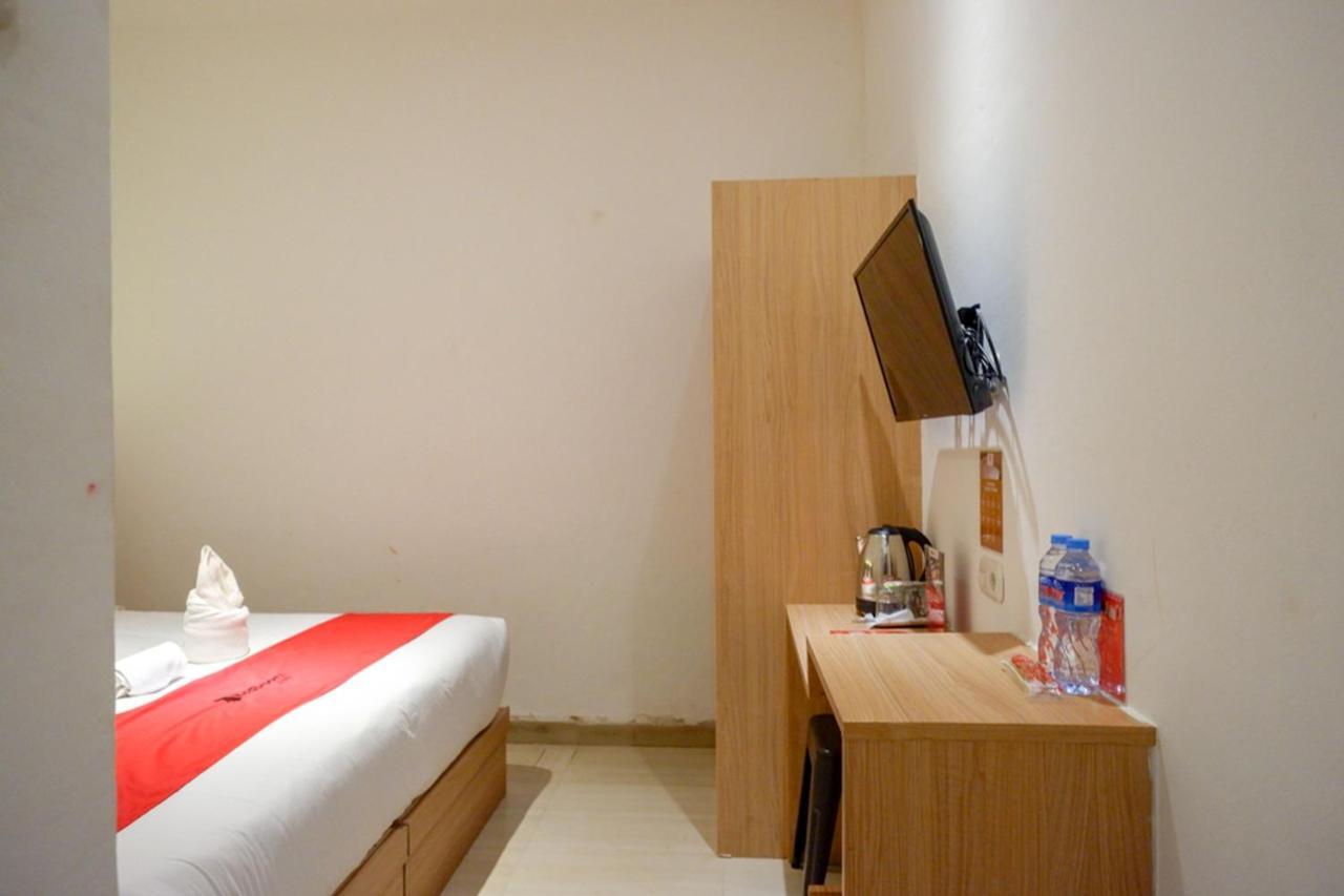 Reddoorz Plus @ Losari Makassar Esterno foto