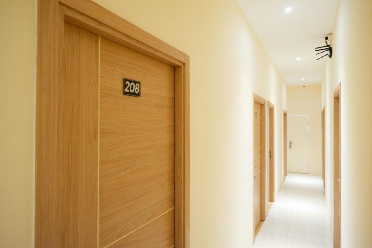 Reddoorz Plus @ Losari Makassar Esterno foto