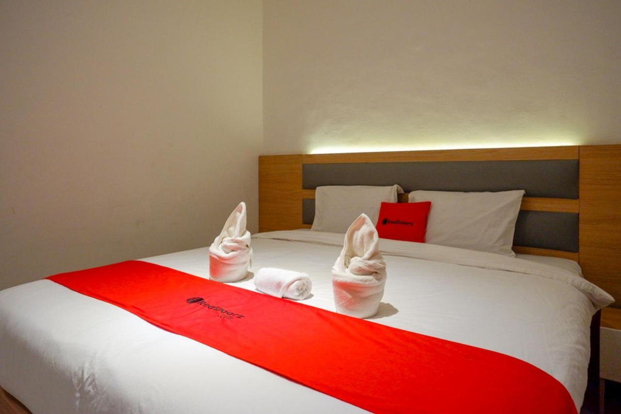 Reddoorz Plus @ Losari Makassar Esterno foto