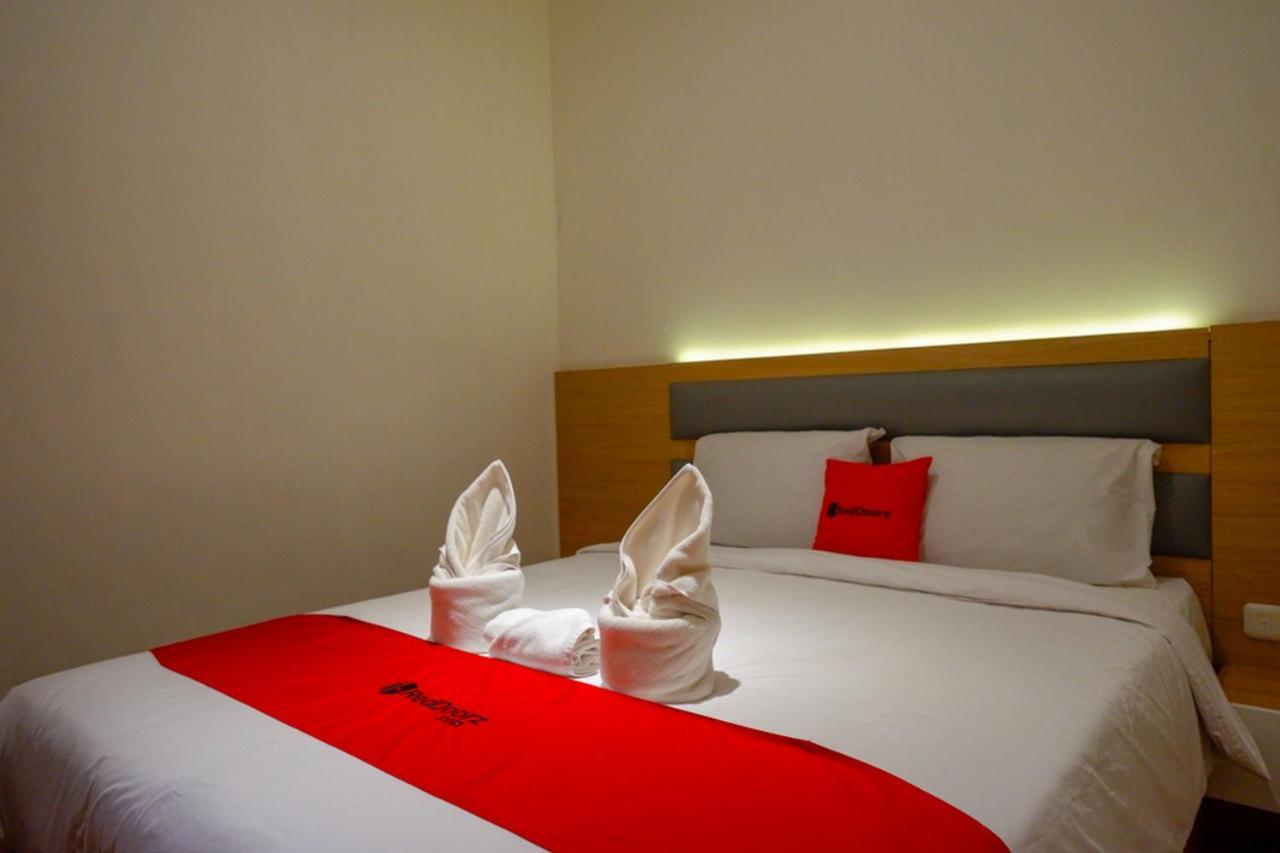 Reddoorz Plus @ Losari Makassar Esterno foto