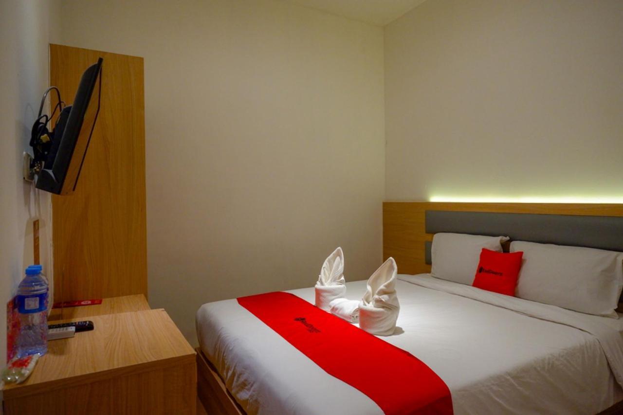 Reddoorz Plus @ Losari Makassar Esterno foto
