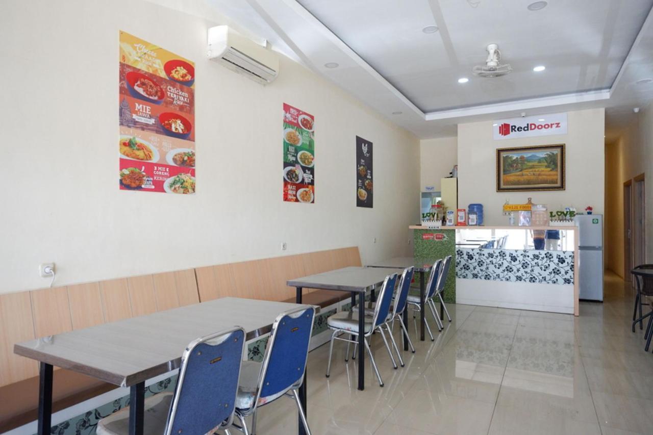 Reddoorz Plus @ Losari Makassar Esterno foto
