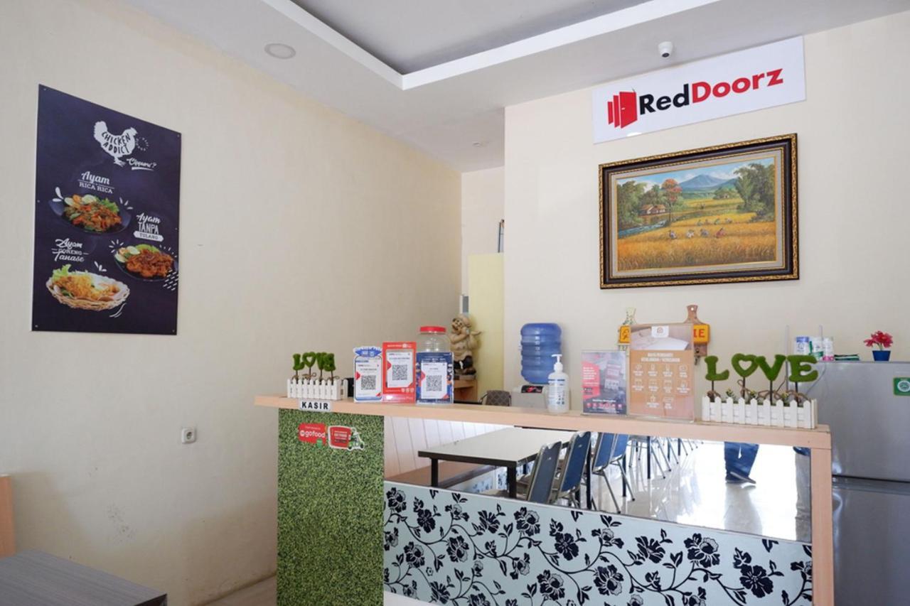 Reddoorz Plus @ Losari Makassar Esterno foto