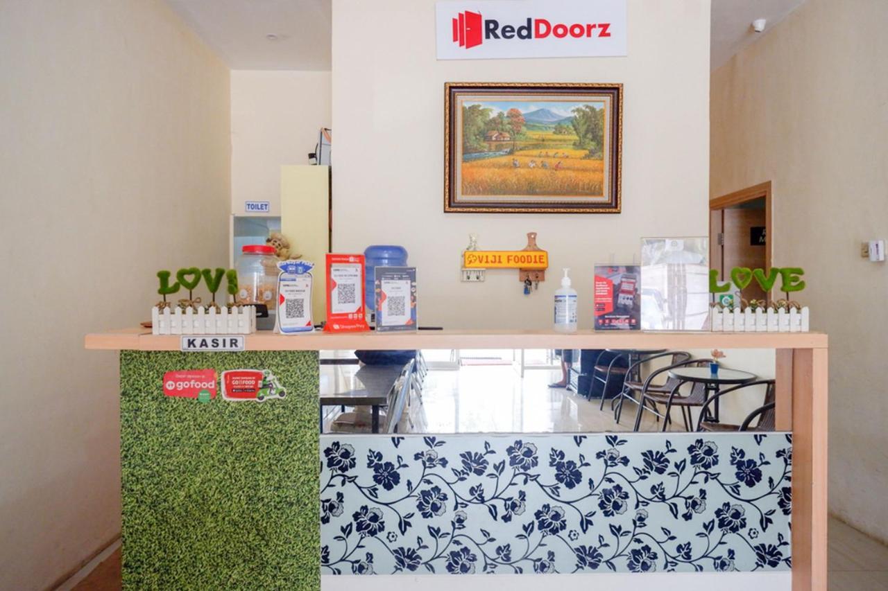 Reddoorz Plus @ Losari Makassar Esterno foto